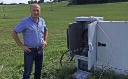 Firmenchef Georg Vetter kontrolliert einen der vielen Verteilerschränke. Ein dichtes Netz an Lichtwellenleitungen durchzieht schon bald die Kommunen, und dazwischen werden die Verteilerschächte gesetzt. Foto: Stefan kech